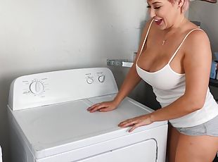 Голая зрелая женщина у стиральной машины