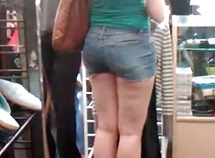 Milf booty bending over in vpl shorts.