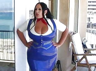 Une indienne avec de gros seins naturels en latex Une indienne avec de gros seins naturels en latex