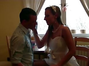Русскую невесту трахают в свадебном платье фото