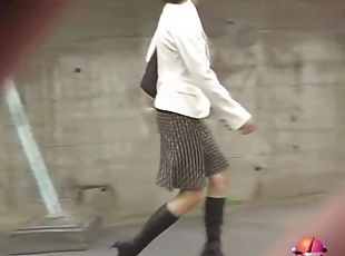 Lady in a hurry feels ready for no panties sharking