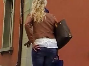 Bunny packed her ass in tight jeans in a candid street video