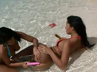 Мокрый оргазм на пляже с двумя красотками