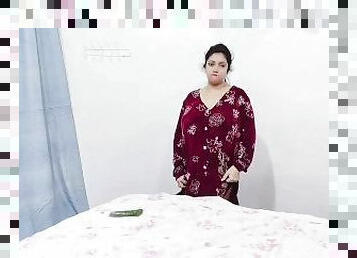 Sexy Pakistani Aunty Fucking Pussy with Big Cucumber