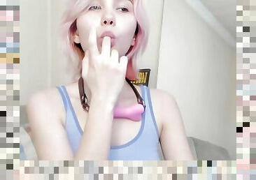 YOUNG ASIAN GIRL SUCKING HER FINGERS 