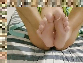 Jerk off with me while i show you my feet