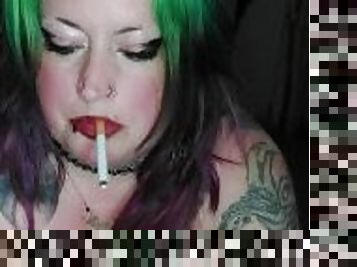Ta grosse voisine fume une cigarette en jouant avec ses gros seins piercs
