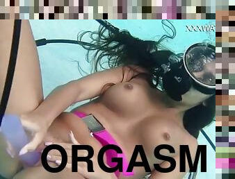 Hot underwater orgasm from Nora Shamndora with dildo