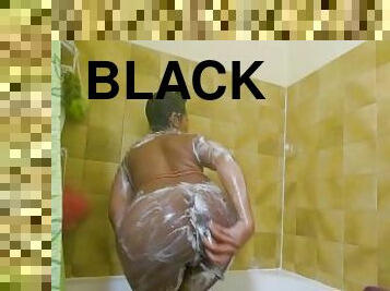 Une noire se rase sous la douche