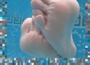 My wet feet in the pool!! Enjoy it!