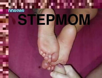 Stepmom Loves to Fuck Barefoot