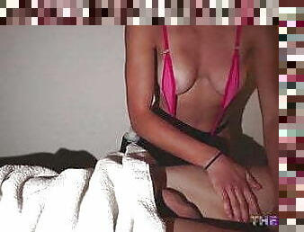 Erotic masseuse tugging cock on hidden cam