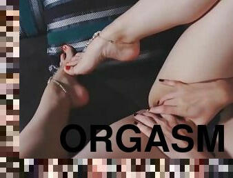 I need your cum on my sexy soft feet to reach orgasm