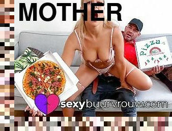 Pizza delivery guy eats my pizza and fucks me: SASHA! (DUTCH) - SEXYBUURVROUW