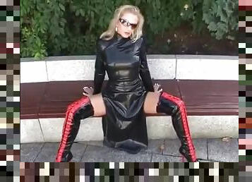 Fetish-Queen - Black high boots and latex