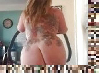 Tattood freckled pawg solo naked elliptical excercise