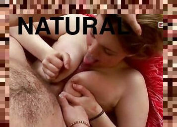 Kurviges 18 jähriges brünettes Teen mit natürlichen Titten kriegt die Spitze anal