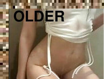 The older sister locked herself in the bathroom and masturbated her pussy with all her might