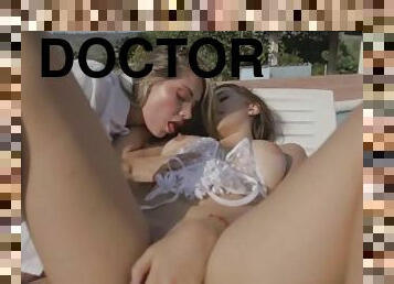 Doctora Sara Blonde haciendo un examen ginecologio a Camila Mush