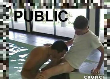 il suce le mautre nageur dans la piscine municipale publique