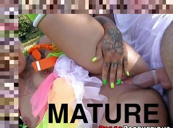Kinky mature bitch fucked in the park