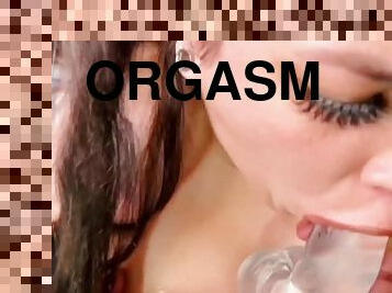 I deep throat my 10” dildo until my pussy squirt hits the lens ????