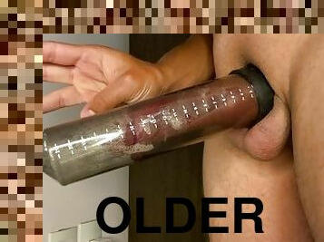 older man had a chance encounter and used his penis pump to make his penis thicker