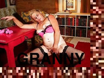 American granny Justine rubs her hairy pussy