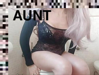I cant resist, I have to spy on my aunt on the toilet