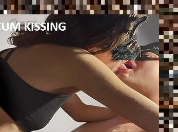 CUM KISSING Surprise pour mon mari après un super blowjob quand il a éjaculer dans ma bouche