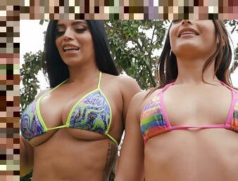 gambarvideo-porno-secara-eksplisit-dan-intens, latina, bintang-porno, bertiga, normal, sofa, bikini