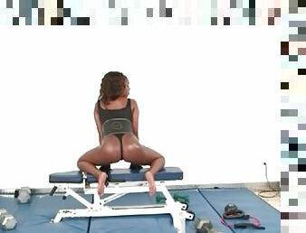 Black chick Rio Marxxx shakes her ass in the gym