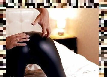 Tight leggings of a petite stepmother drove a horny stepson crazy