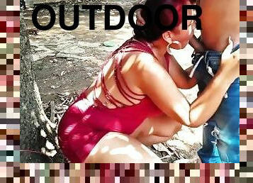 Outdoor sex in a public courtyard, I let myself be fucked outdoors looking for guys to dogging