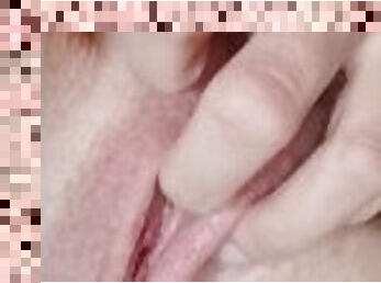 Rubbing my clit making myself cum with my fingers