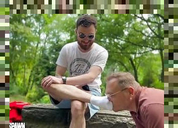 Master Respawn - foot worship in the park (public)