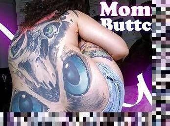 I see stepmommy's big buttcrack while she paints her nails and she doesn't notice.