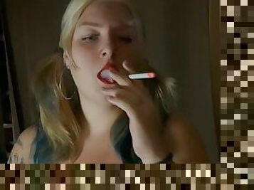 Naked, Waiting… She SMOKES Her Cigarrette ????????