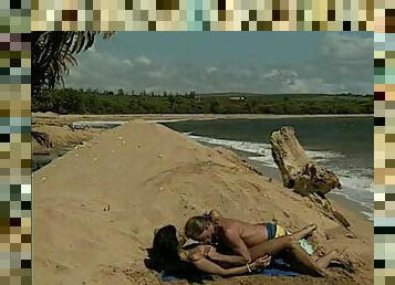 Nature loving dame juicy pussy penetrated missionary at the beach