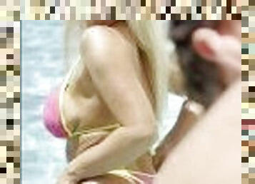 Petite blonde se tape le photographe au bord de la piscine