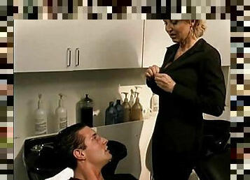 Mature hairdresser seduces a hot guy for a great fuck